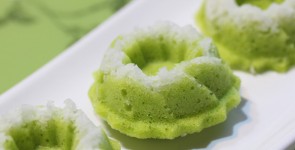 Steamed pandan coconut cake